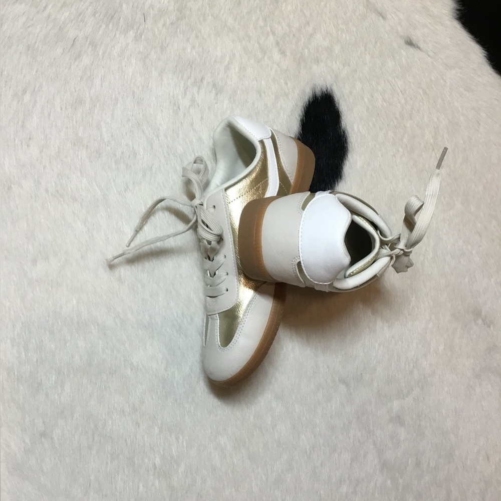 DV by Dolce Vita Quantum sneakers in a gold and white/tan colorway - Picture 5 of 7